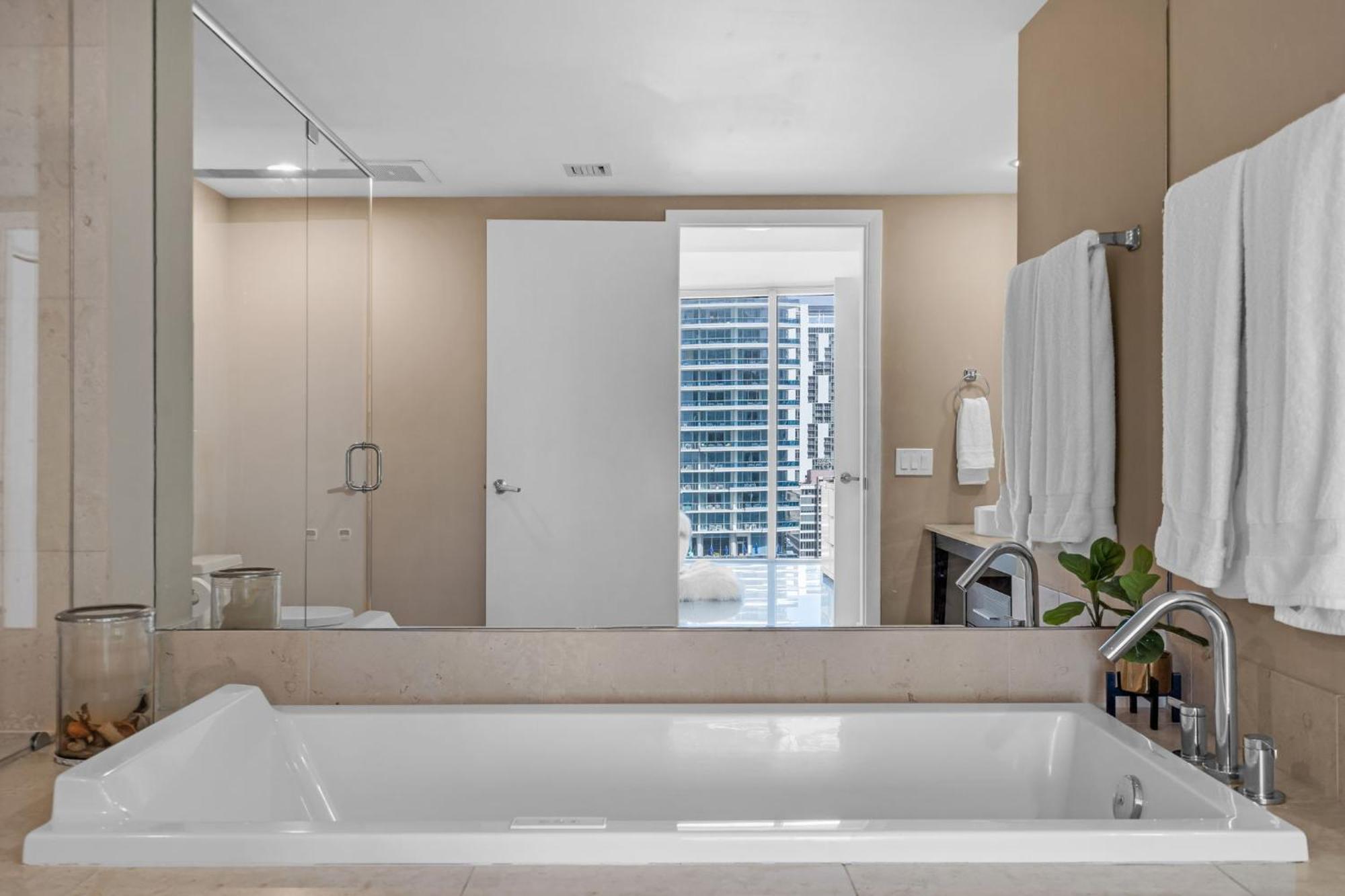 Moderne 2 Bed 2 Bath At The W Apartment *