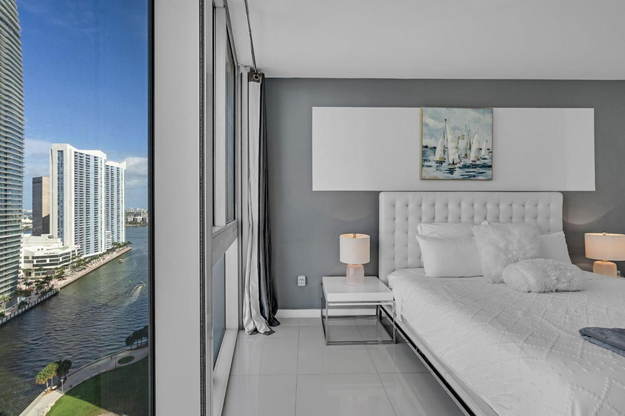 Moderne 2 Bed 2 Bath At The W