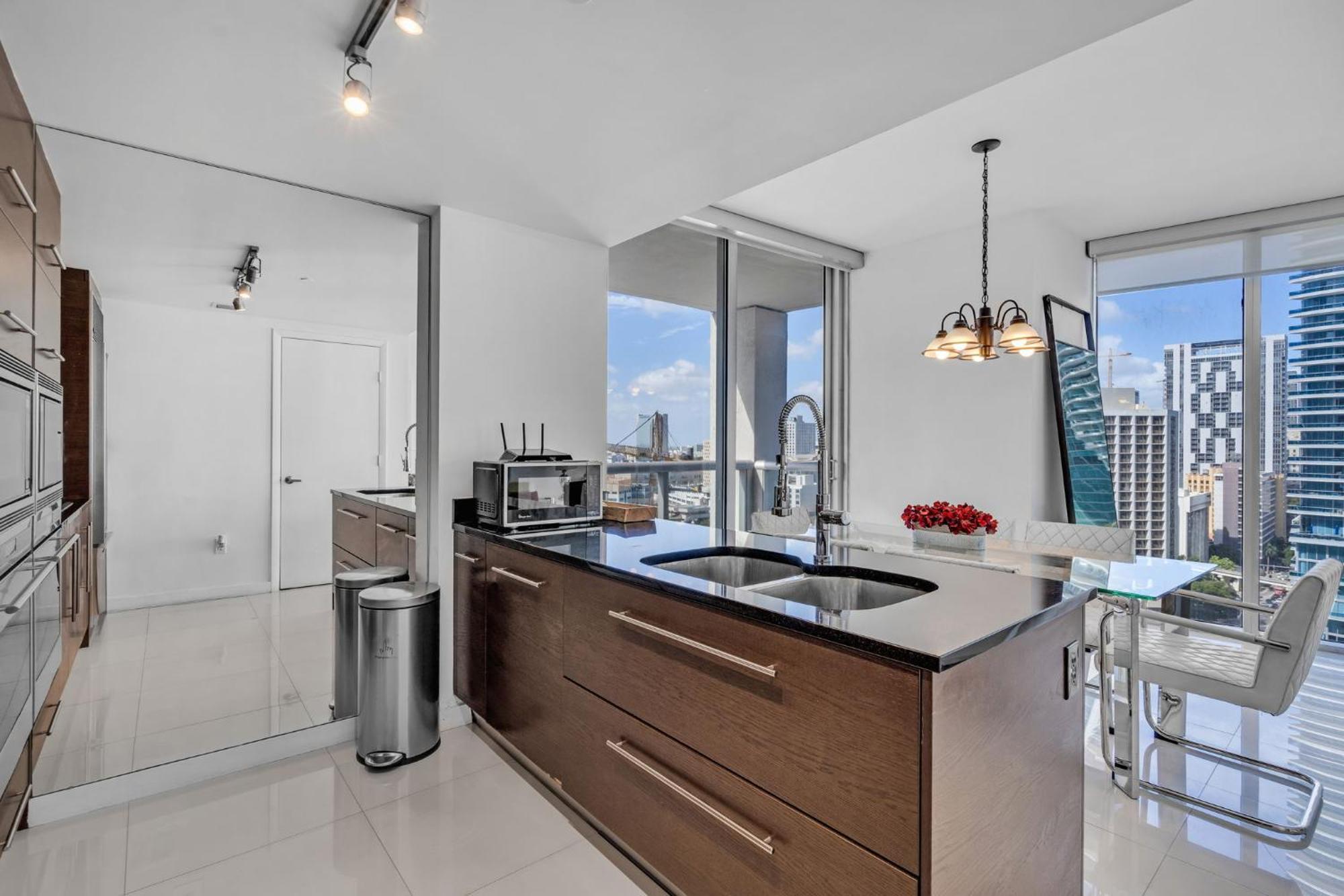 Moderne 2 Bed 2 Bath At The W