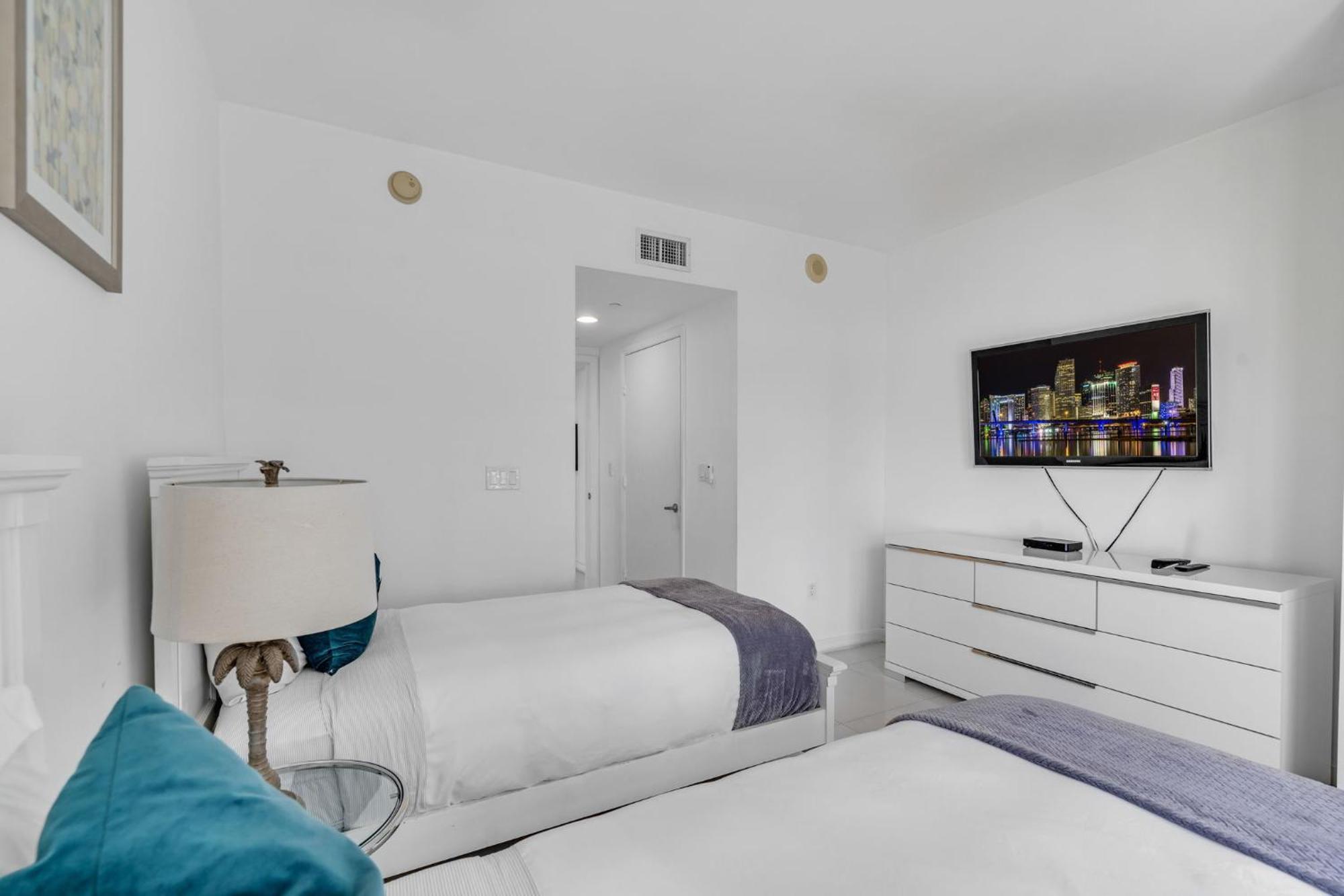 Moderne 2 Bed 2 Bath At The W