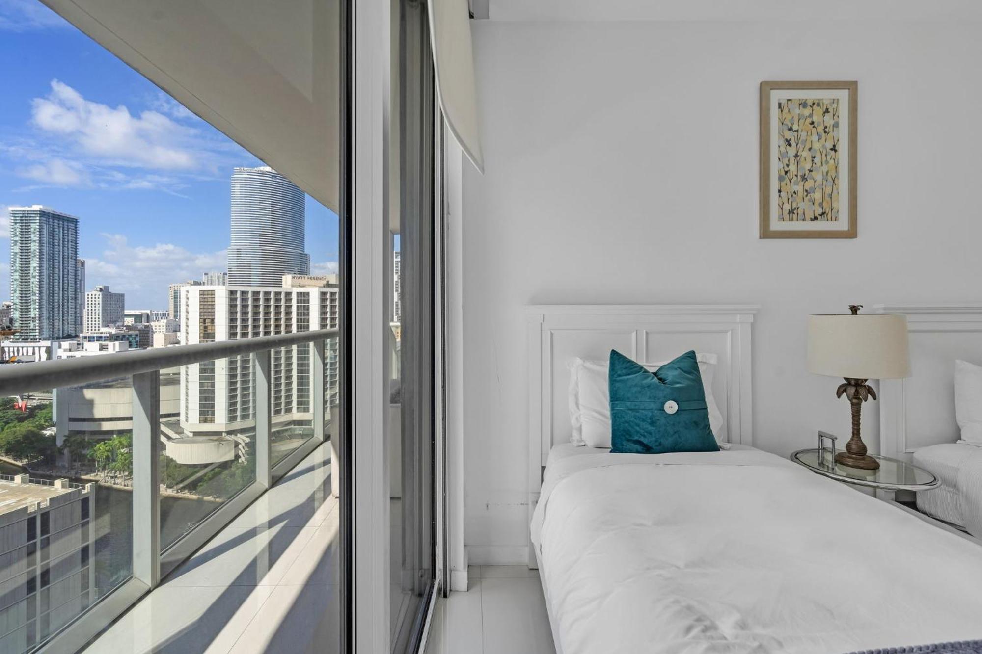 Moderne 2 Bed 2 Bath At The W *