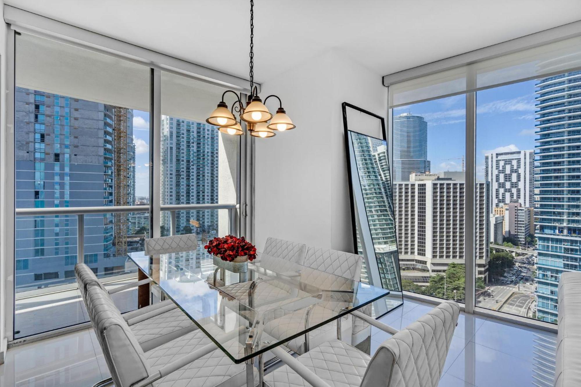Moderne 2 Bed 2 Bath At The W